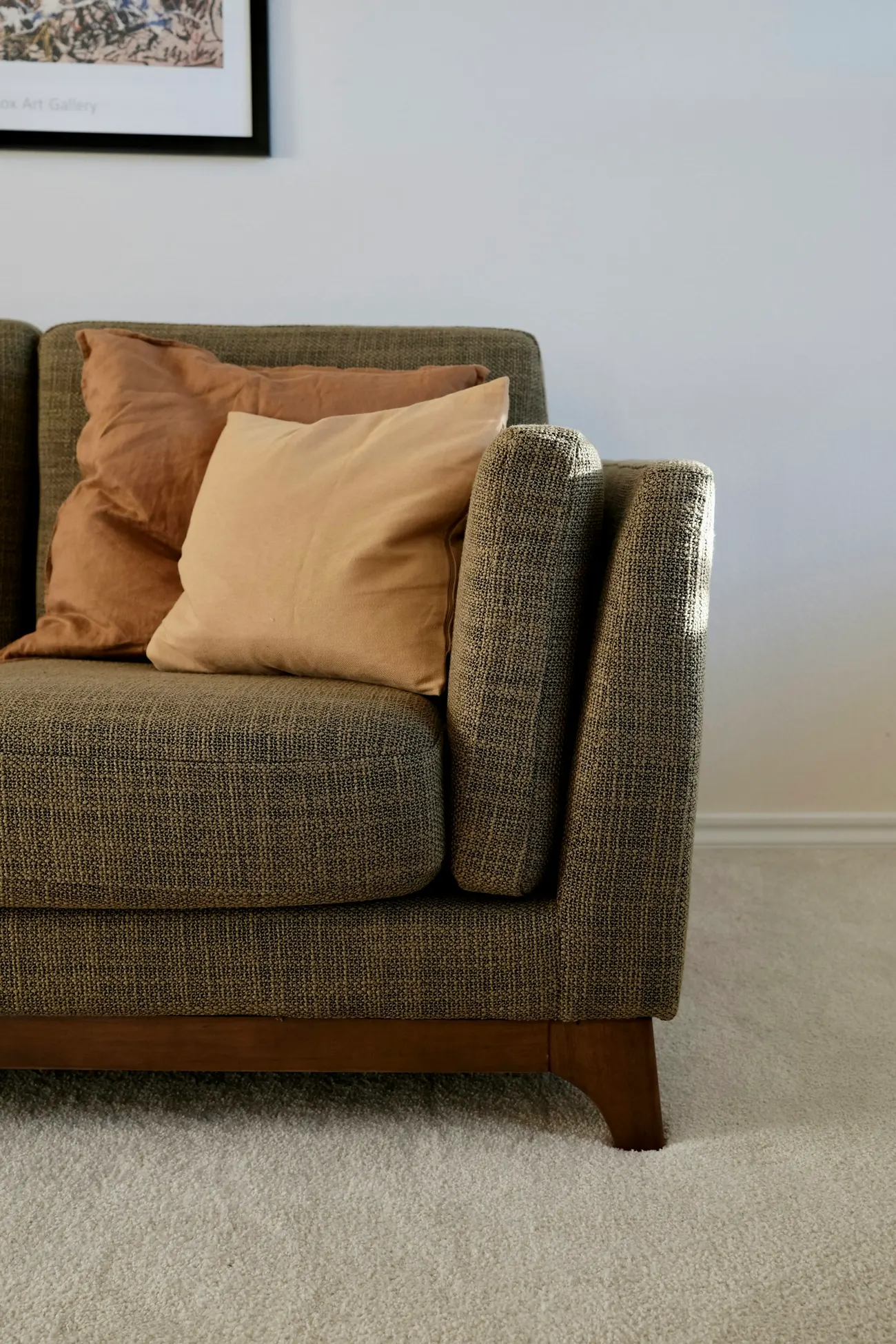 Sessel mit Kissen in einem Wohnzimmer