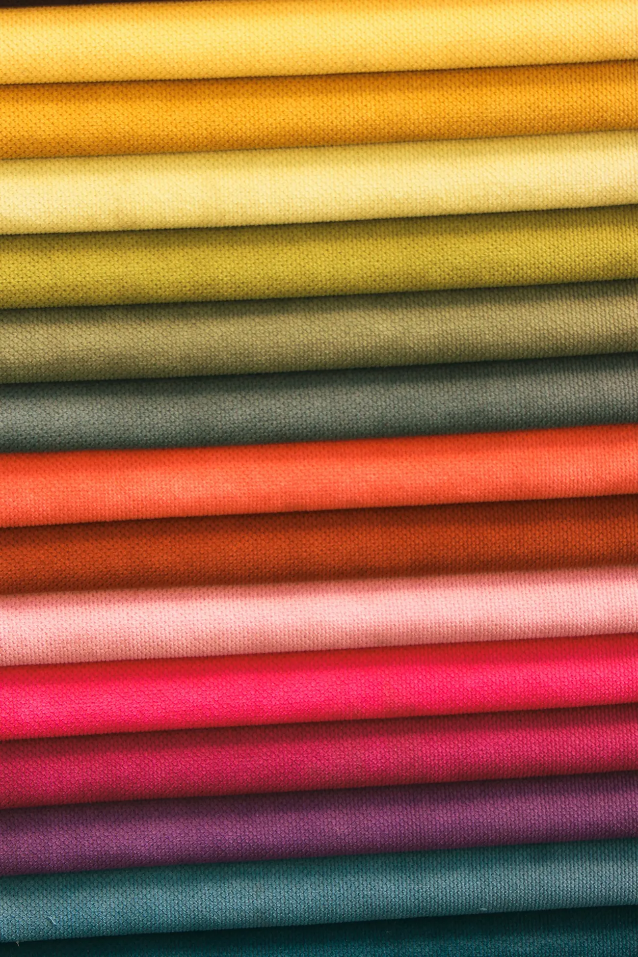 Gestreifte Stoffe in kräftigen Farben, Nahaufnahme